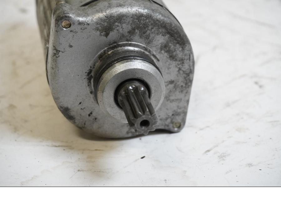 Baksidan på Startmotor från en Honda CBR 900 RR -1997 motorcykel.