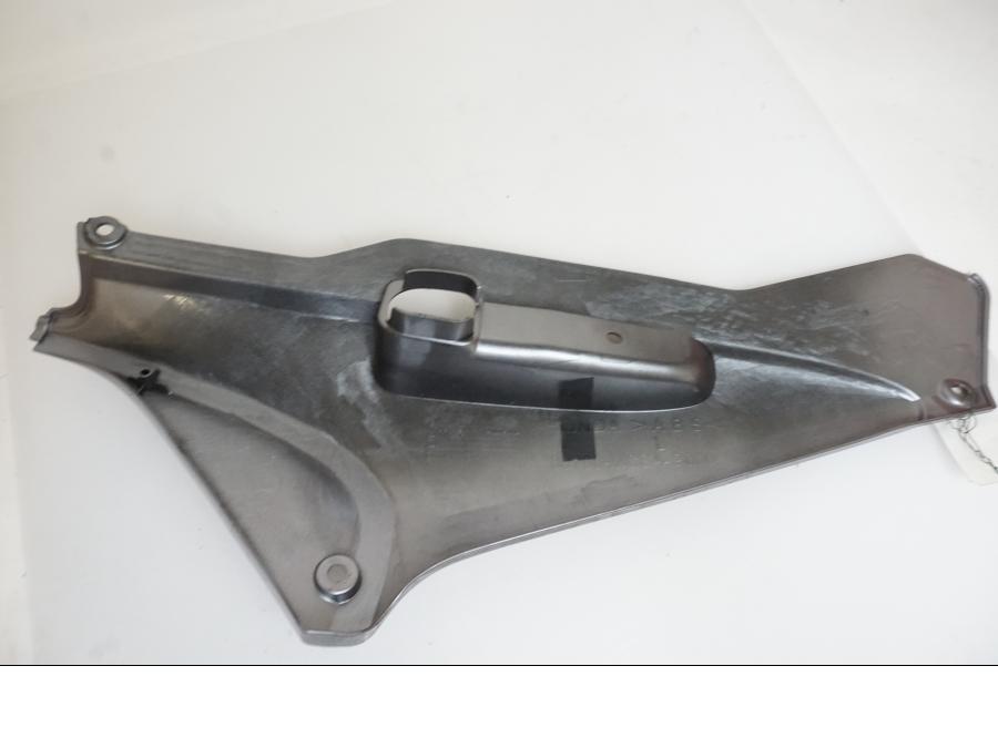 Snett nerifrån på Sidopanel från en Honda ST 1300 -2002 motorcykel.