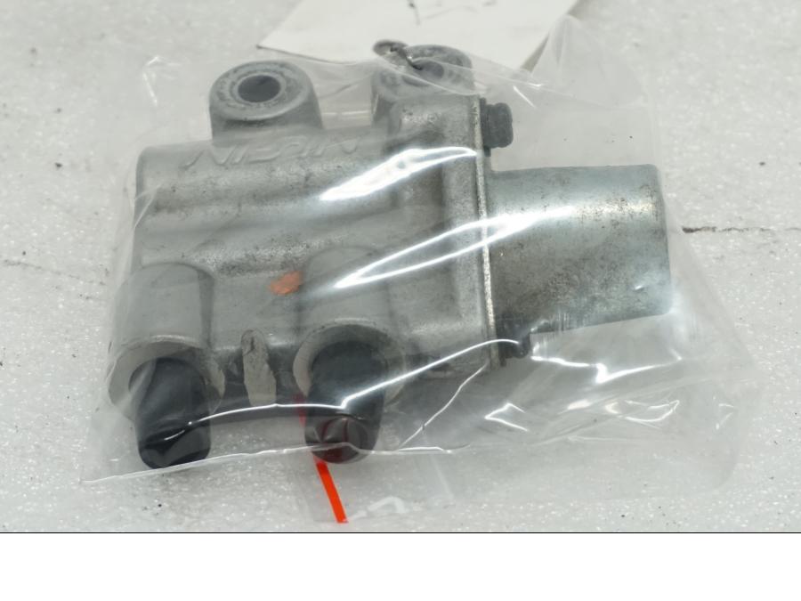 Framsidan på Bromsfördelare från en Honda XL 1000 V -2008 motorcykel.