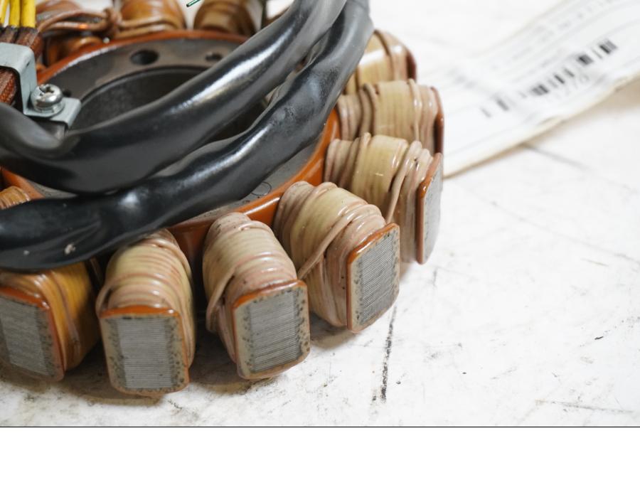 Baksidan på Generator från en Kawasaki ZZ-R 1400 -2007 motorcykel.