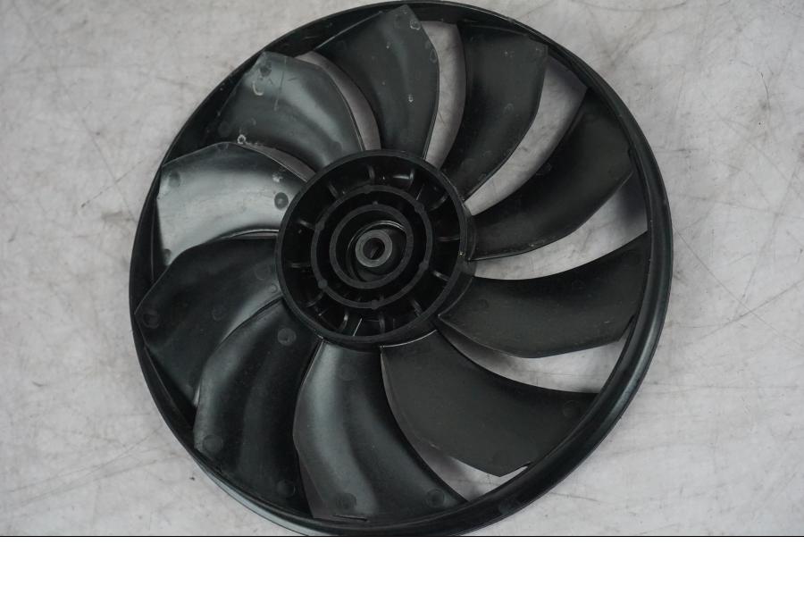 Vänster sida på Vattenkylfläkt från en Yamaha MT-09 -2024 motorcykel.