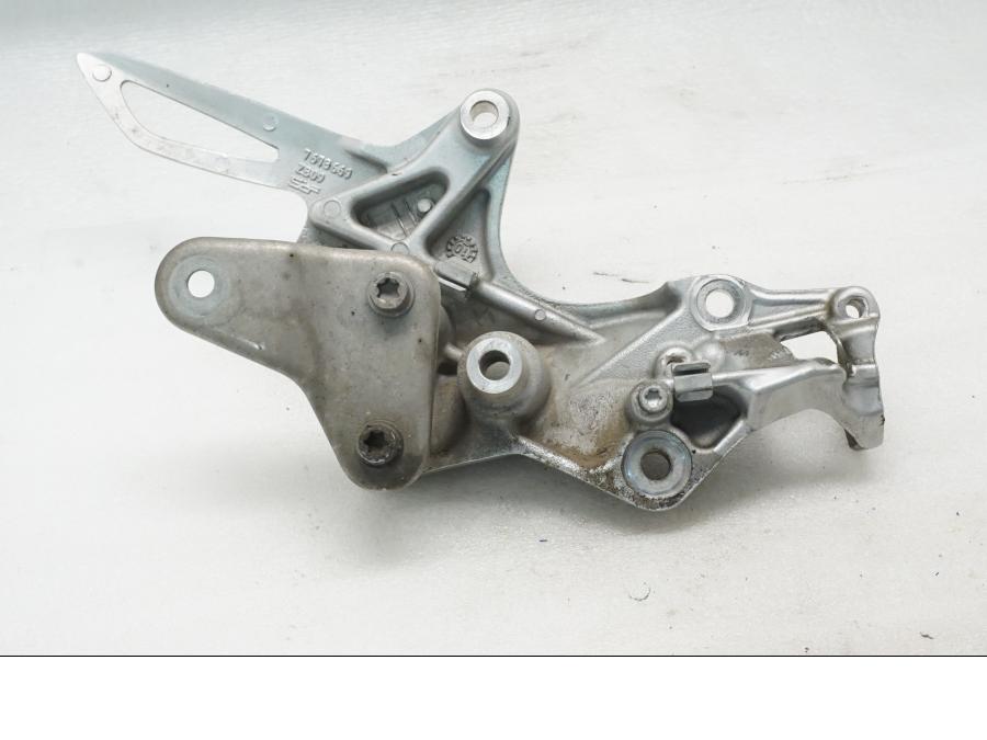 Baksidan på Fotpinnefäste från en BMW F 800 R -2011 motorcykel.