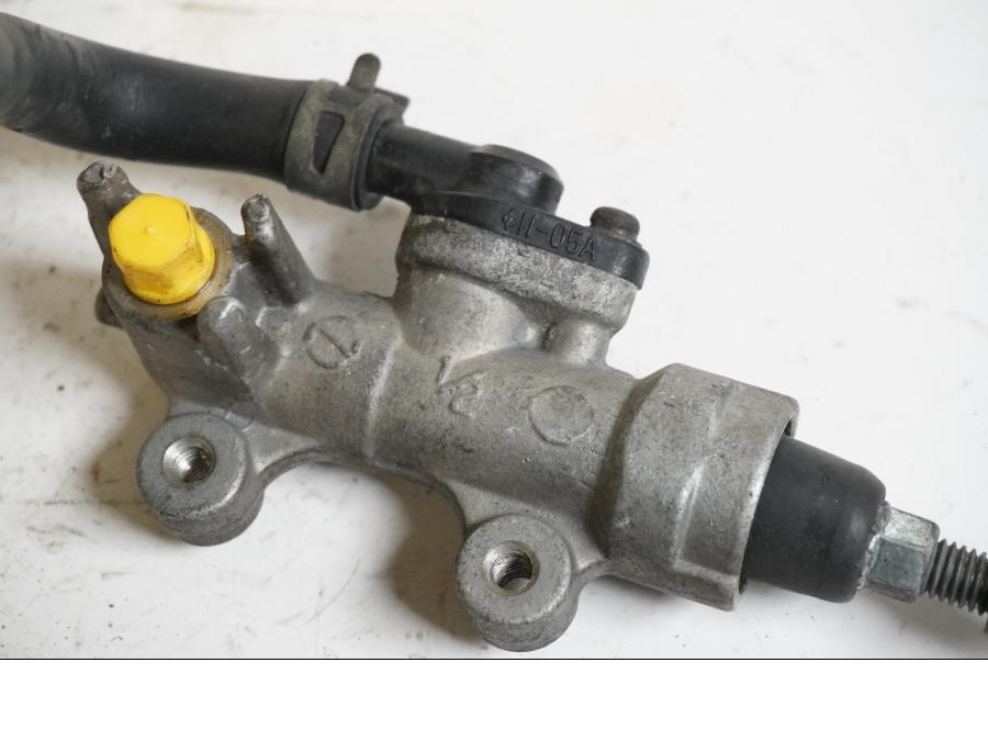 Vänster sida på Bromshuvudcylinder från en Suzuki GSX-R 750 -1997 motorcykel.