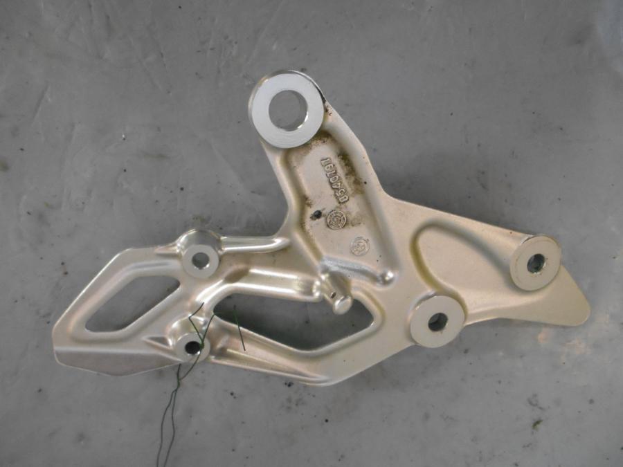 Baksidan på Fotpinnefäste från en BMW R 1200 RS -2016 motorcykel.