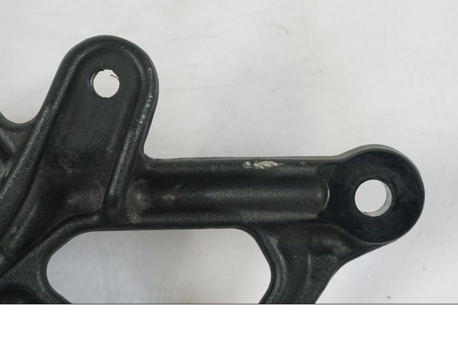 Extrabild3 på Fotpinnefäste från en KTM 1290 Super Duke R -2018 motorcykel.