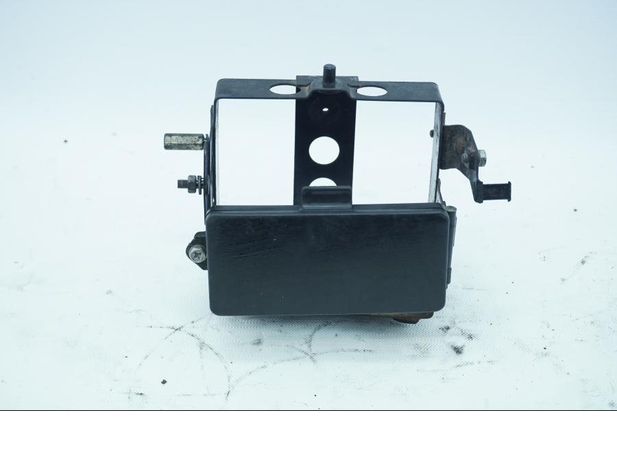 Framsidan på Batterihållare från en Yamaha SR 400 -1982 motorcykel.