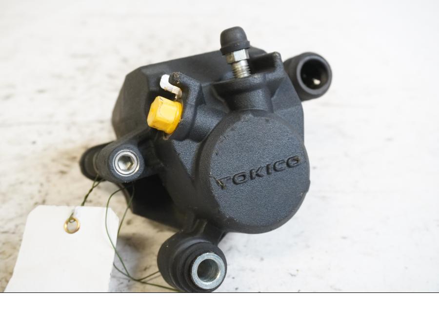 Framsidan på <p>Bromsok bak från Suzuki GSX-R 750 2010.</p>
<p>Tokico 1-kolv.</p> motorcykel.
