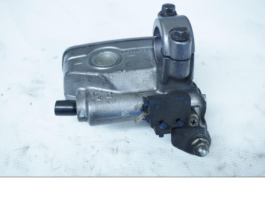 Vänster sida på Bromshuvudcylinder från en Honda VFR 750 -1992 motorcykel.