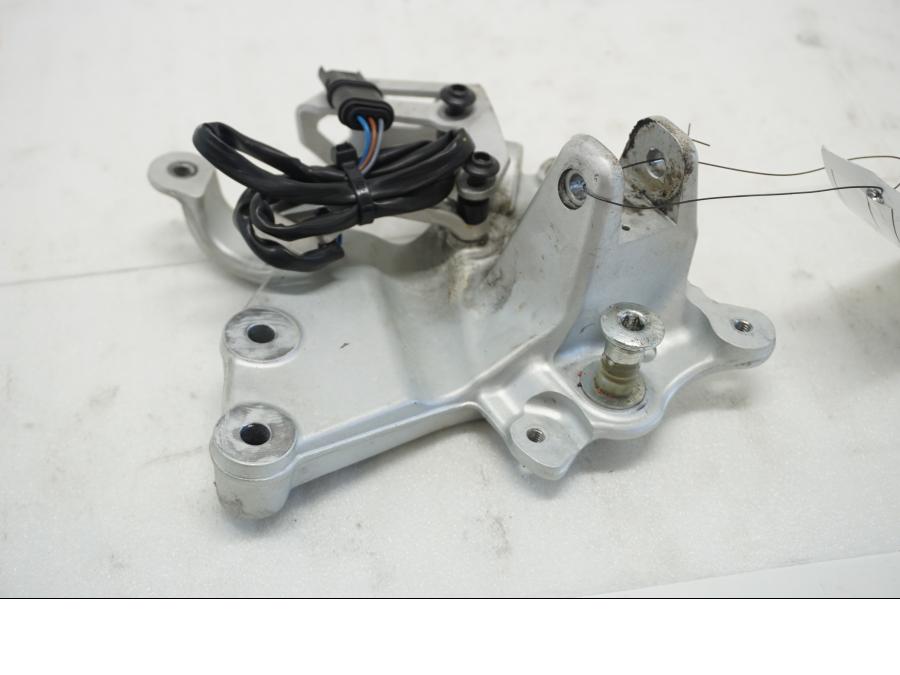 Baksidan på Fotpinnefäste från en Ducati Multistrada 1158 V4 -2021 motorcykel.