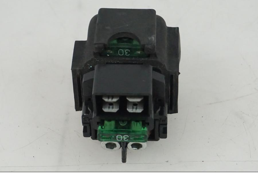 Vänster sida på Startrelä från en Honda CBR 1000 -2005 motorcykel.