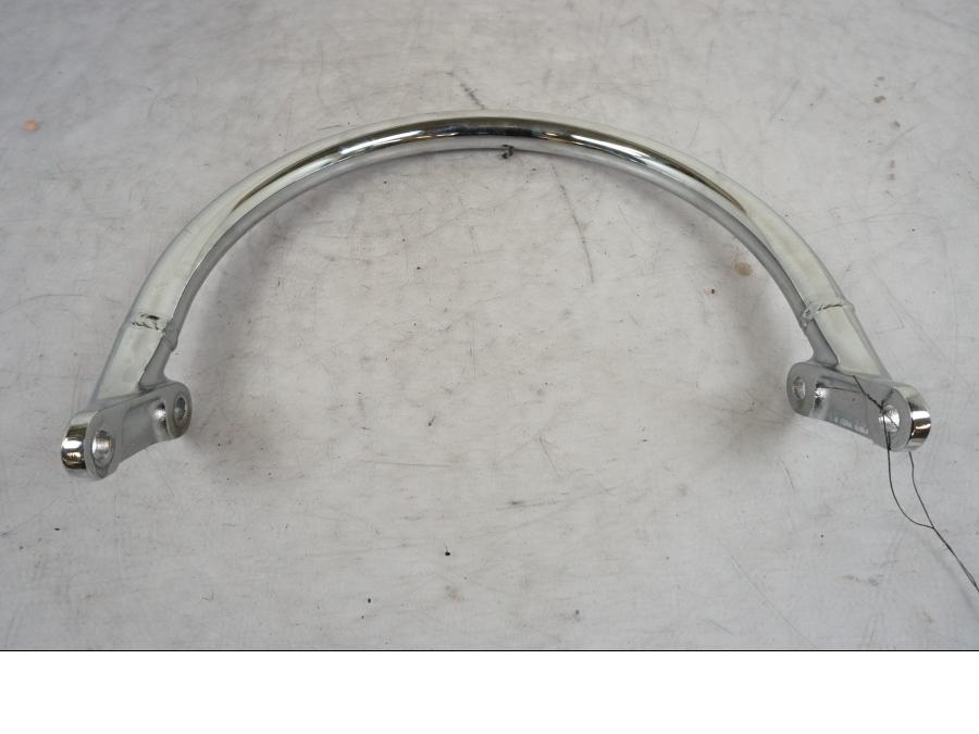 Snett uppifrÄn pÄ Passagerarhandtag frÄn en Triumph Bonneville T120 -2021 motorcykel.