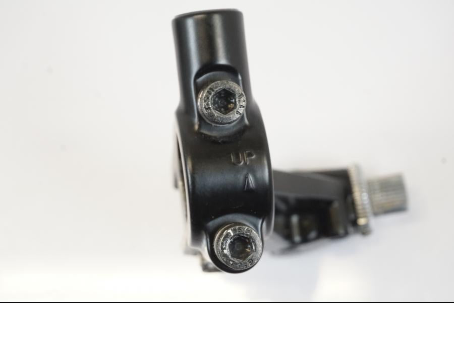 Snett uppifrån på Kopplingsklo från en Triumph Trident -2021 motorcykel.