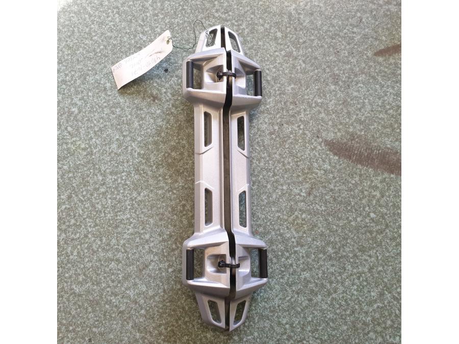 Baksidan på Väskhållare från en Triumph Tiger -2012 motorcykel.