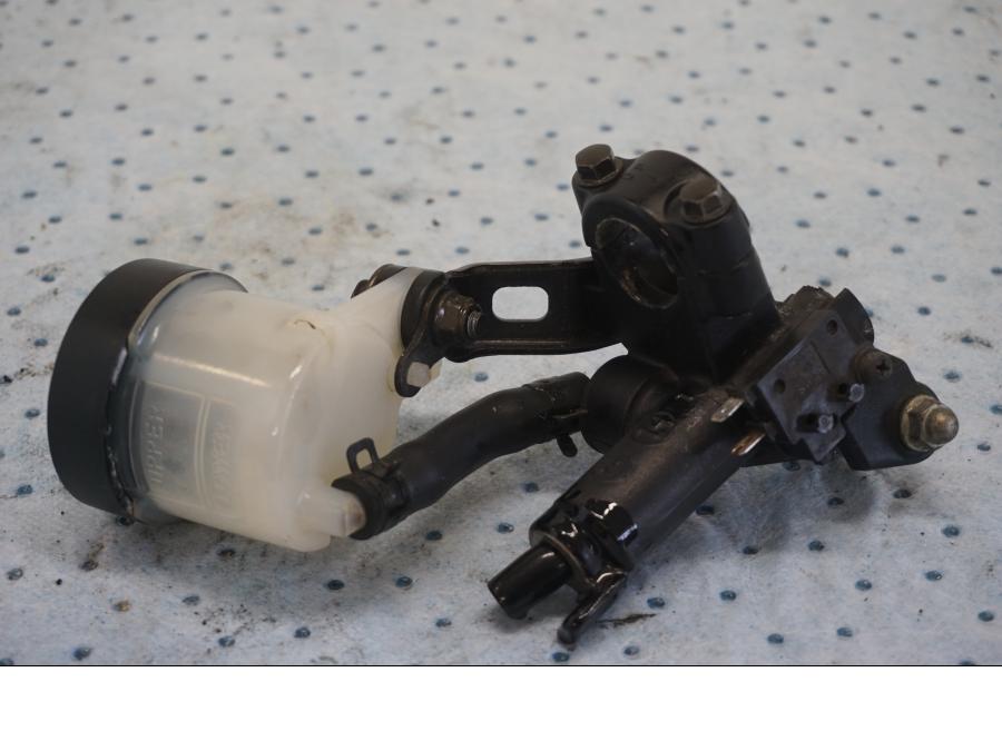 Baksidan pÄ Bromshuvudcylinder frÄn en Honda VTR 1000 F -1997 motorcykel.