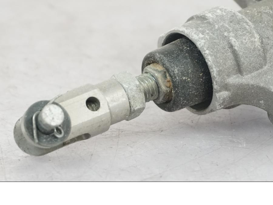 Baksidan på <p>Bromshuvudcylinder bak från Yamaha YZF R6 2008.</p>
<p>Ink behållare.</p> motorcykel.