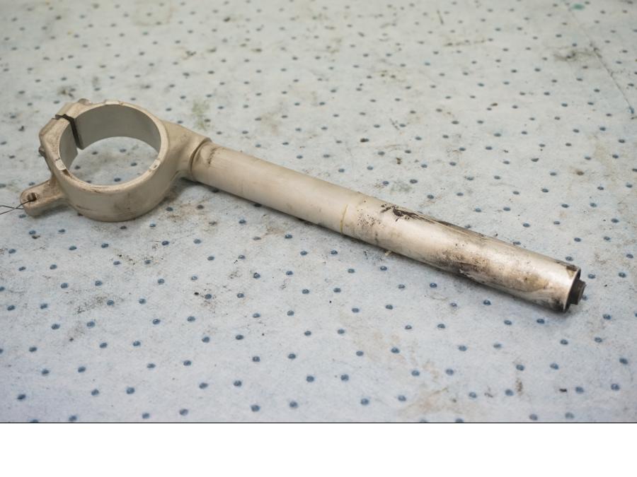 Baksidan på Styre från en Yamaha YZF 1000 R1 -2010 motorcykel.