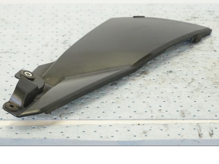 Snett nerifrån på Bensintankskåpa från en Suzuki GSX 1300 BK -2008 motorcykel.