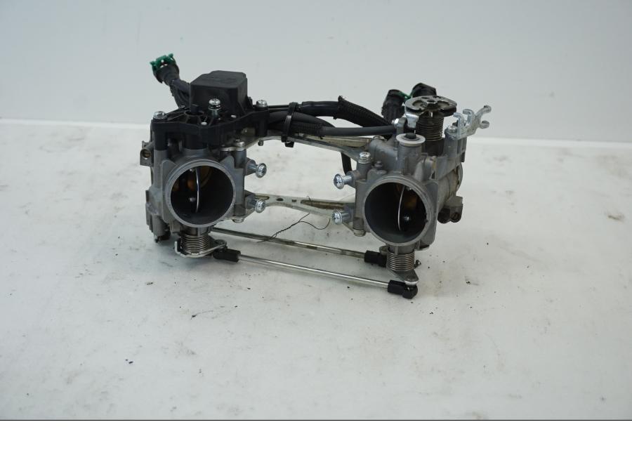 Vänster sida på Spjällhus från en Suzuki DL 1000 -2016 motorcykel.