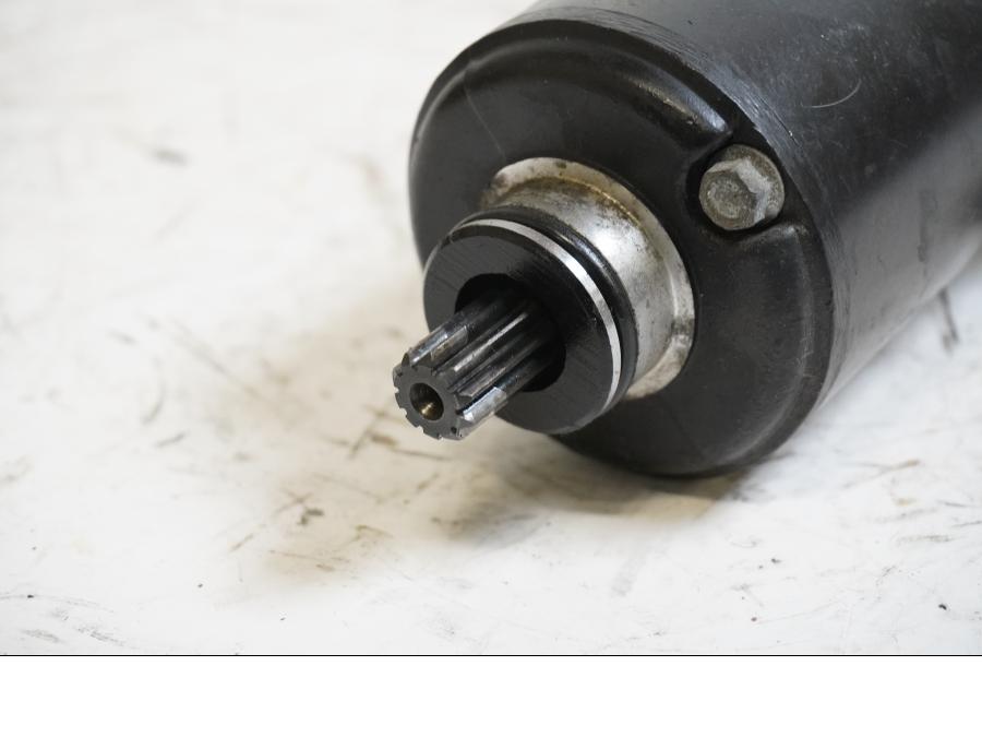 Baksidan på Startmotor från en Kawasaki ZX-9R -1997 motorcykel.