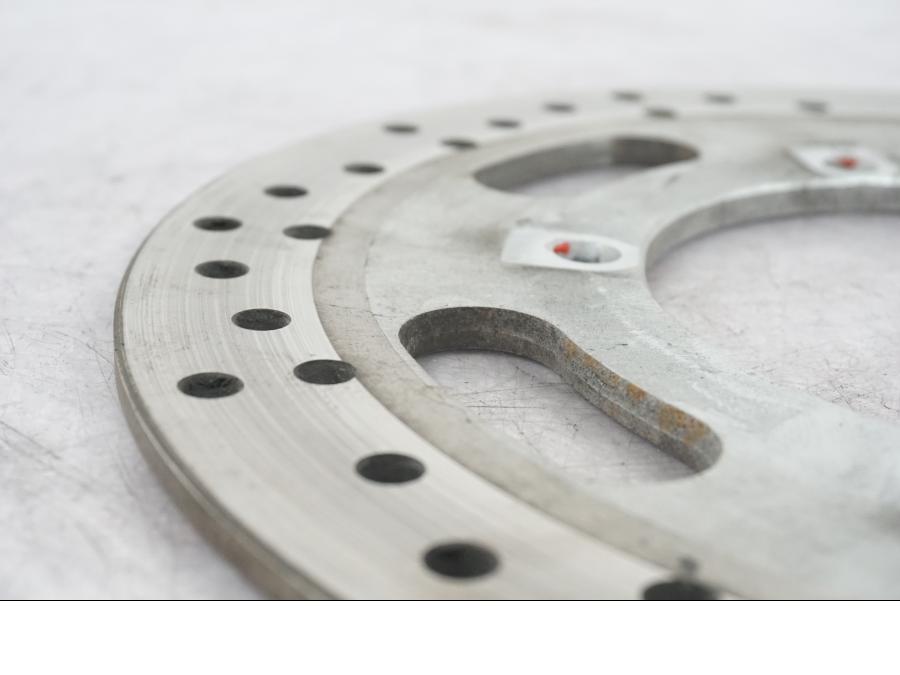 Vänster sida på Bromsskiva från en Kawasaki VN 1700 Classic Tourer -2009 motorcykel.