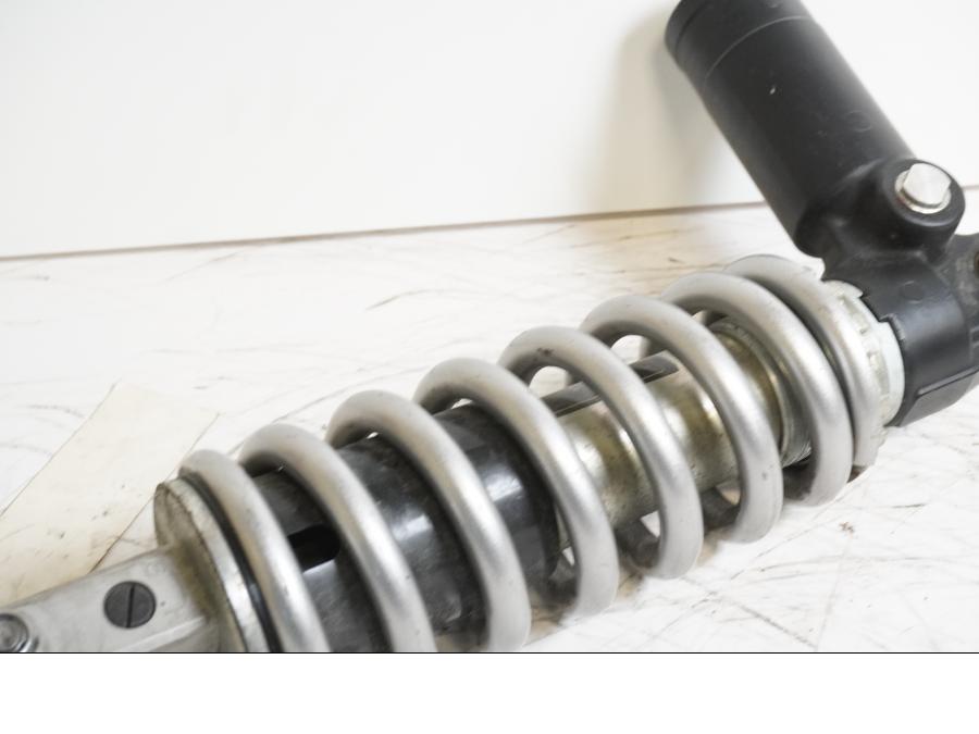 Snett nerifrån på Stötdämpare från en Kawasaki Z 1000 -2008 motorcykel.