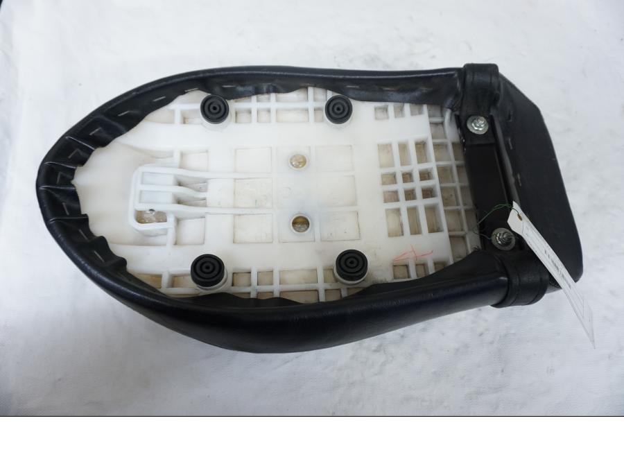 Vänster sida på Sadel från en Yamaha XV 1900 -2007 motorcykel.