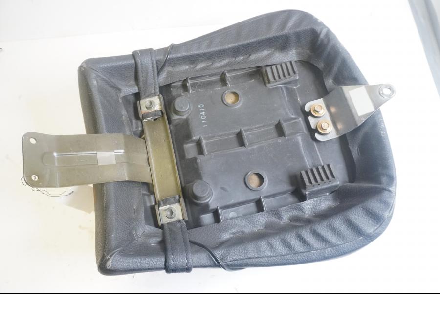 Vänster sida på Sadel från en Suzuki VL 1500 -1998 motorcykel.