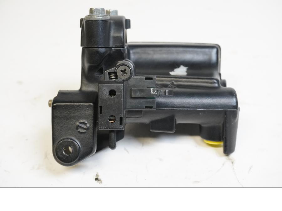 Höger sida på Kopplingshuvudcylinder från en Kawasaki ZZR 1200 -2002 motorcykel.