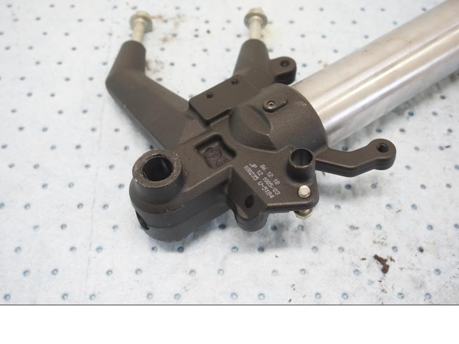 Vänster sida på Gaffelben från en KTM 125 Duke -2017 motorcykel.