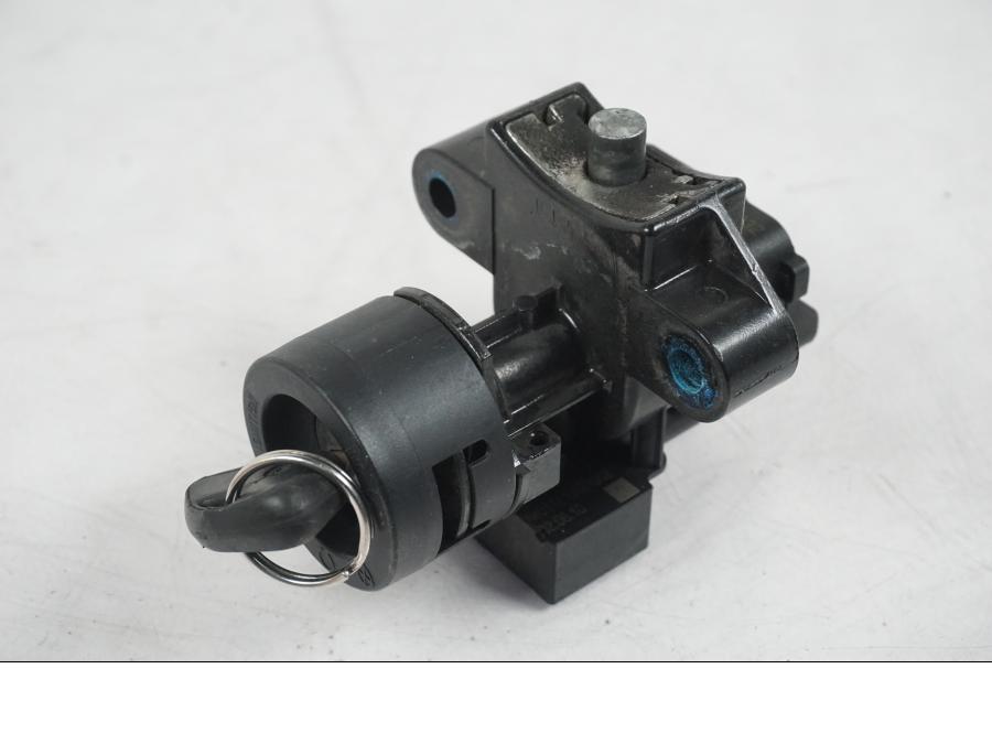 Extrabild6 på <p>Låssats från BMW F 800 R 2011.</p>
<p>Tändningslås, antenn, tanklock med repor, sadellås och 1st nyckel. Ytliga repor finns på tanklocket.</p> motorcykel.