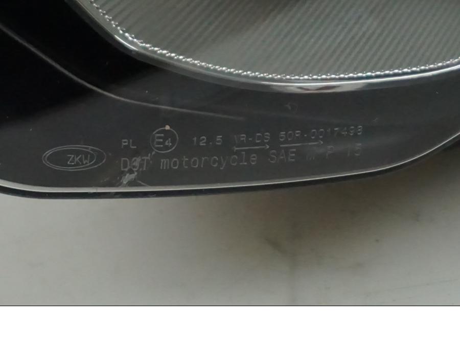 Snett nerifrån på Strålkastare från en BMW K 1200 RS -2008 motorcykel.