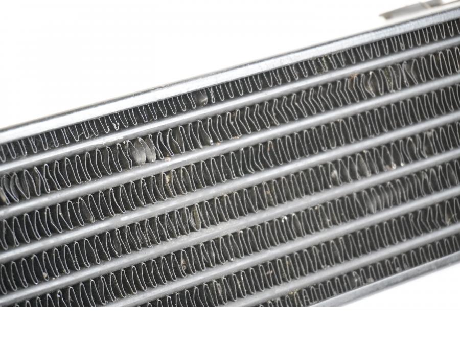 Vänster sida på Oljekyl från en BMW R 1150 GS -1999 motorcykel.