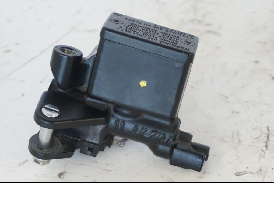 Extrabild2 på Bromshuvudcylinder från en Honda SH 300 A -2011 scooter.