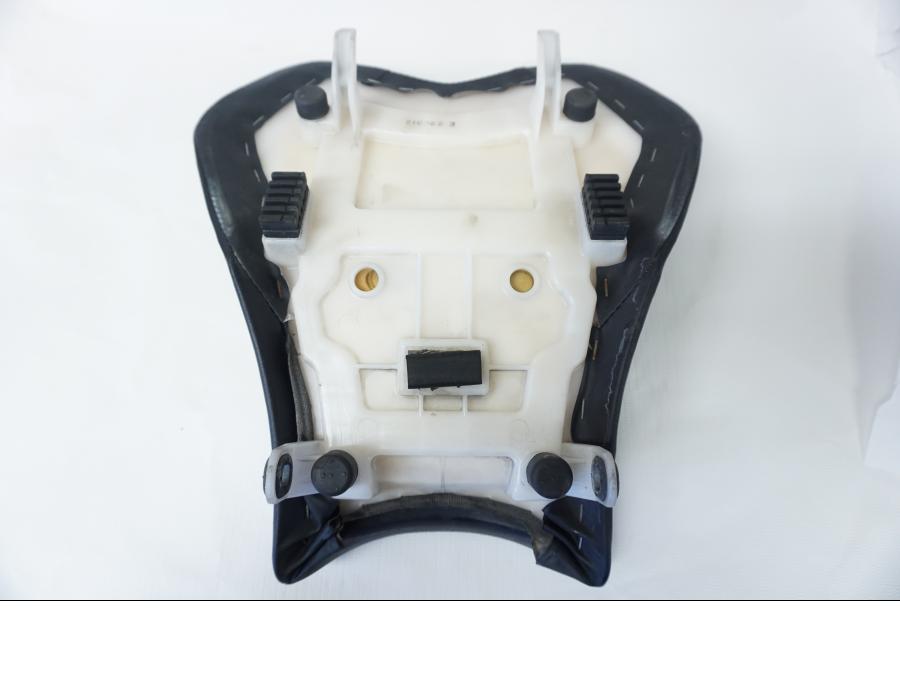 Snett uppifrån på Sadel från en Suzuki GSX-R 1000 -2009 motorcykel.