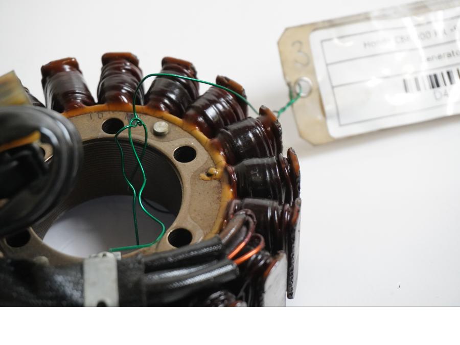 Baksidan på Generator från en Honda CBR 900 RR -1993 motorcykel.