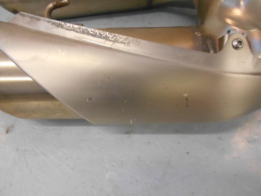 Snett nerifrån på Ljuddämpare från en KTM 990 Super Duke -2010 motorcykel.