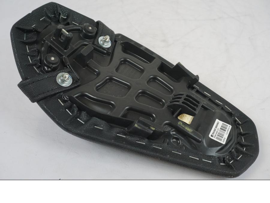 Snett nerifrån på Sadel från en Kawasaki Z 900 -2021 motorcykel.