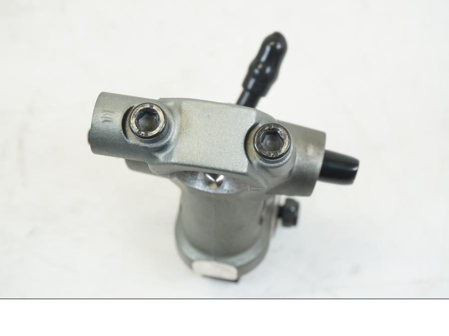 Snett nerifrån på Kopplingshuvudcylinder från en Ducati Streetfighter S -2011 motorcykel.