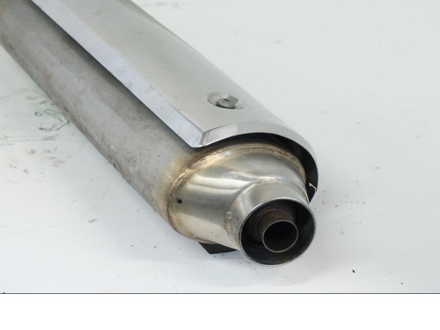 Snett nerifrån på Ljuddämpare från en Honda XL 1000 V -1999 motorcykel.