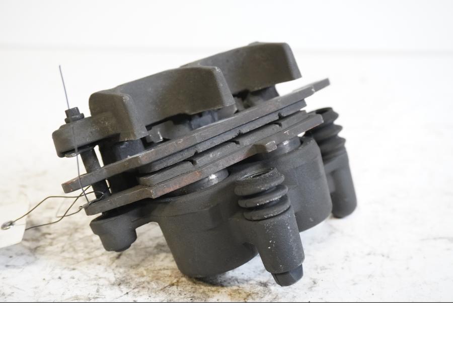 Höger sida på <p>Bromsok vänster fram från Kawasaki ER-6N ABS 2010.</p>
<p>Tokico. Två kolvs ok. Okej skick.</p> motorcykel.