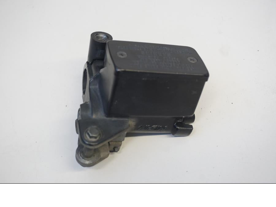 Höger sida på Bromshuvudcylinder från en Suzuki SFV 650 A Gladius -2012 motorcykel.