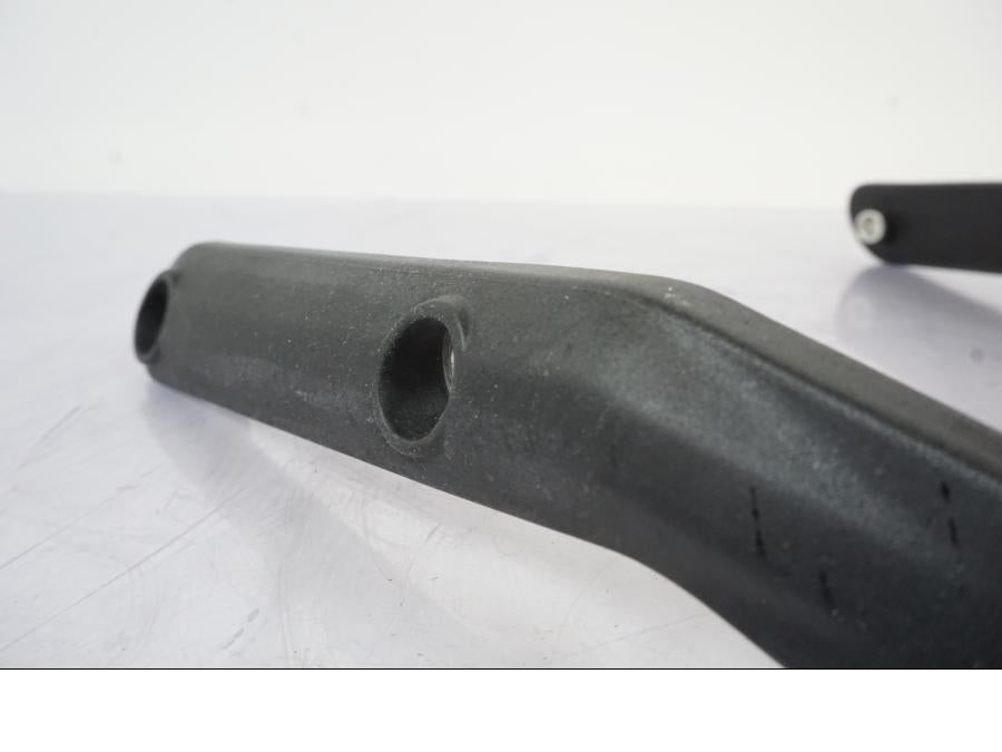 Snett nerifrån på Passagerarhandtag från en KTM 790 Duke -2019 motorcykel.