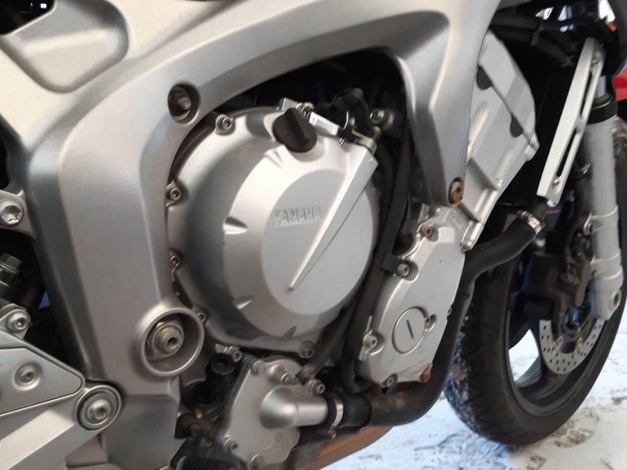 Baksidan på Motorpaket från en Yamaha FZ-6 -2007 motorcykel.