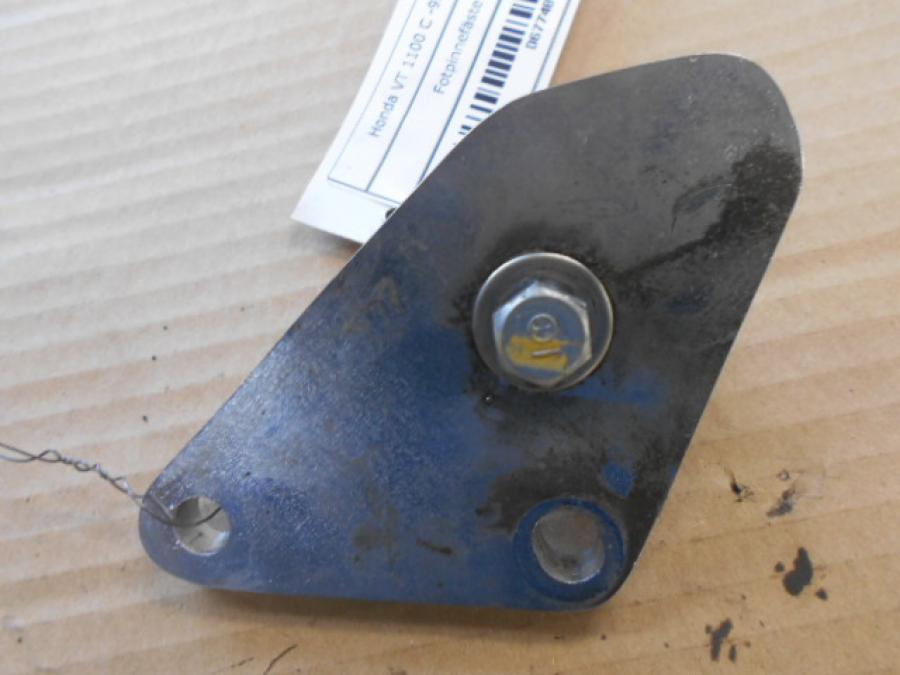 Baksidan på Fotpinnefäste från en Honda VT 1100 C -1995 motorcykel.