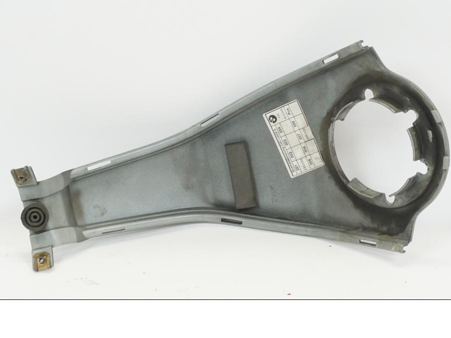 Snett nerifrån på Bensintankskåpa från en BMW K 1200 S -2006 motorcykel.