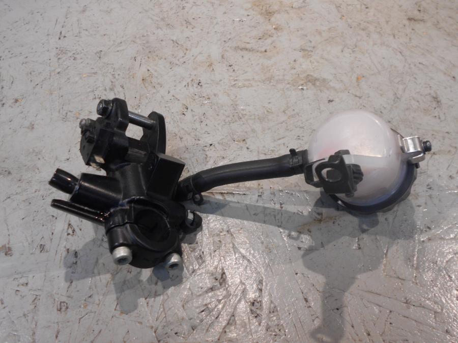 Baksidan på Bromshuvudcylinder från en Kawasaki ZX-10R -2008 motorcykel.