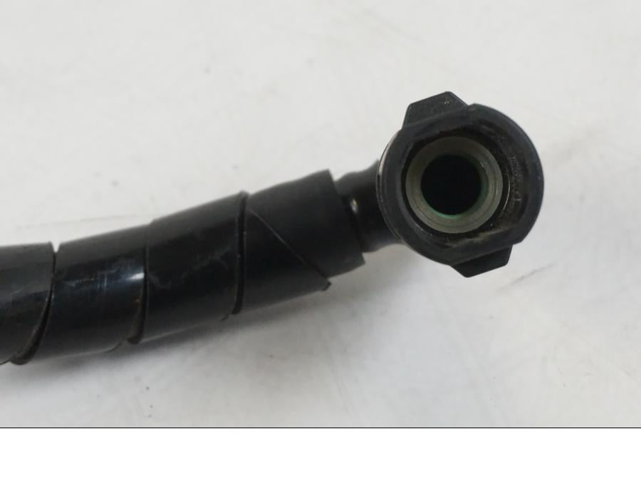 Snett nerifrån på Bensinledning från en Suzuki VZR 1800 -2009 motorcykel.