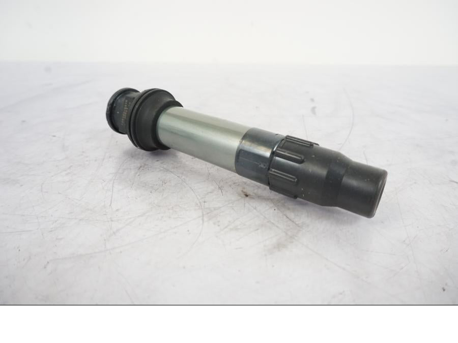 Vänster sida på Tändspole från en Honda VFR 1200 -2010 motorcykel.