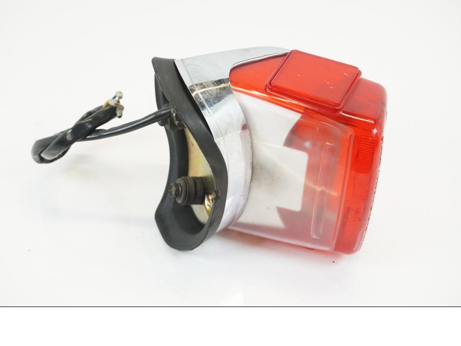 Snett nerifrån på Baklampa från en Yamaha XV 750 -1998 motorcykel.