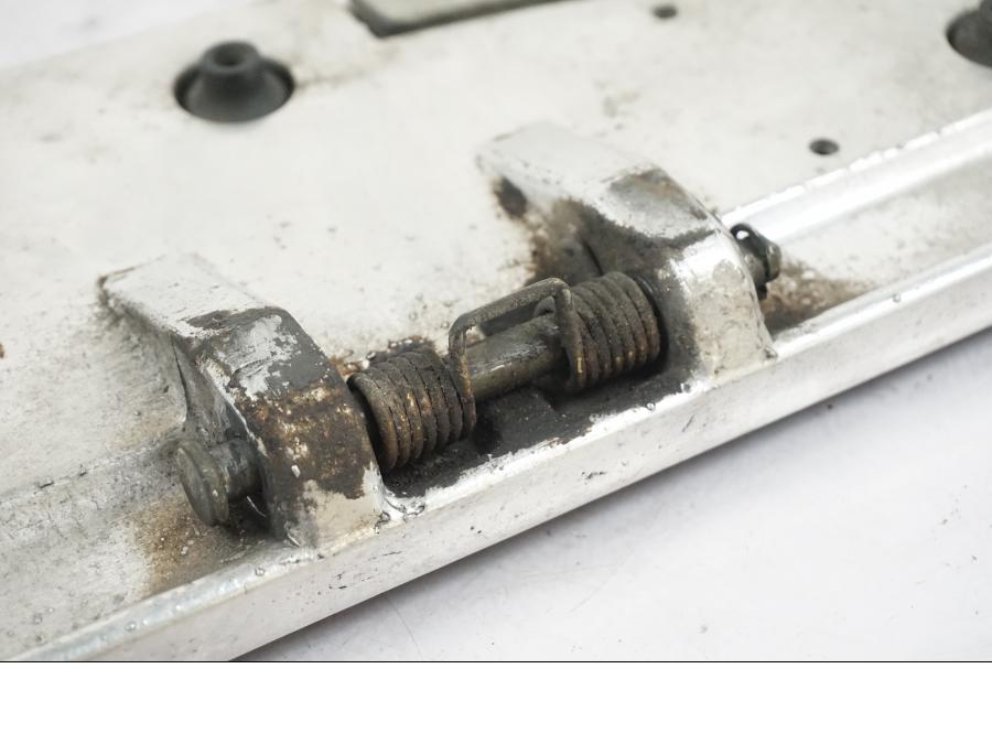 Snett nerifrån på Fotplatta från en Yamaha XVS 1100 -2004 motorcykel.